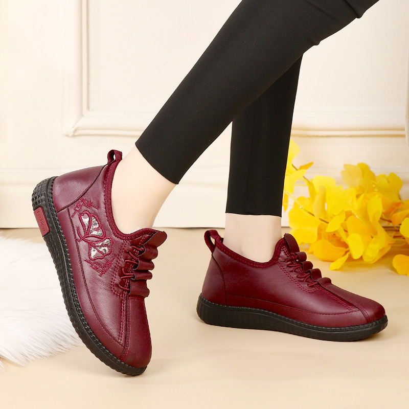 In the new winter 2023, the elderly mother flattened her cotton shoes and softened her shoes and snow boots.