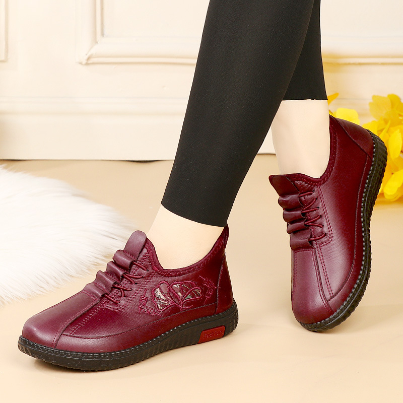 In the new winter 2023, the elderly mother flattened her cotton shoes and softened her shoes and snow boots.