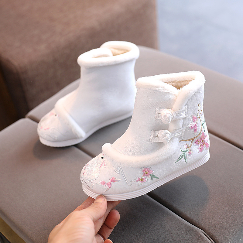 Một đứa trẻ mới vào mùa thu và đôi giày mùa đông thêu cho cô gái với đôi giày tuyết và đôi giày nhung và đôi giày ngắn cho đôi giày cũ Bắc Kinh và đôi giày nhảy múa.