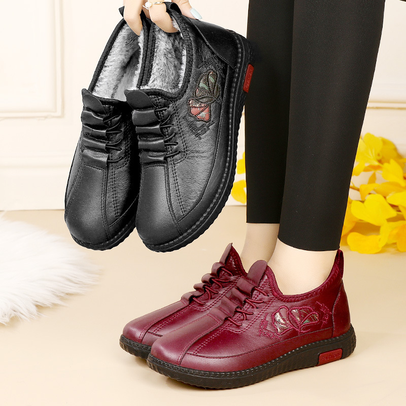 In the new winter 2023, the elderly mother flattened her cotton shoes and softened her shoes and snow boots.