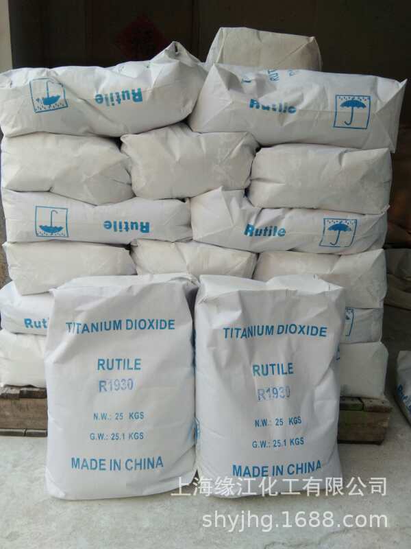 bột Titan làm tan chảy R 1930 trải dài trên bờ biển.