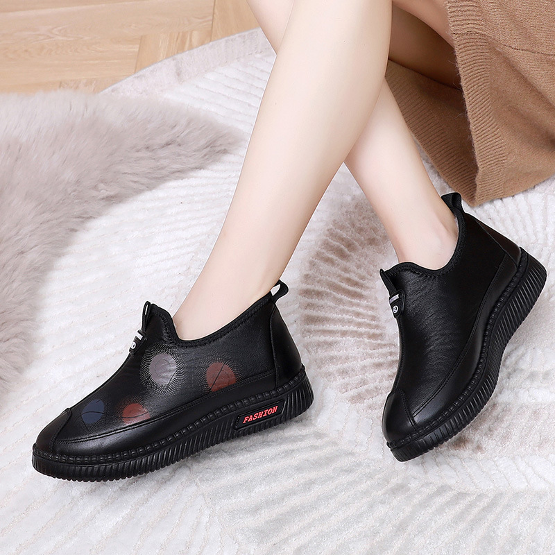 In the winter of 2023, the old Beijing footprinted cotton shoes warm and soft in the snow boots of old mothers.