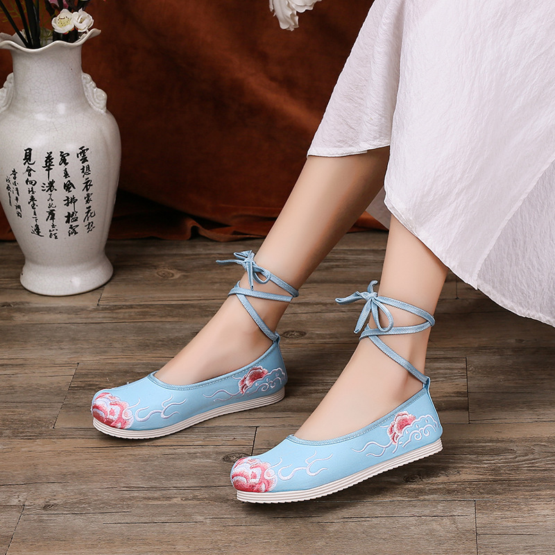 Cô gái Han-Shoe đầu tiên thêu hình đoàn kịch Trung Quốc và trang phục nhảy múa được biểu diễn để hỗ trợ cho mái tóc mới.