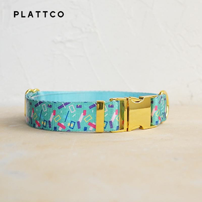 PLATTCO, một con vật nuôi nylon, một con chó có màu, một con vật nuôi, một chiếc xe tải chở hàng, một chiếc PDC 335.