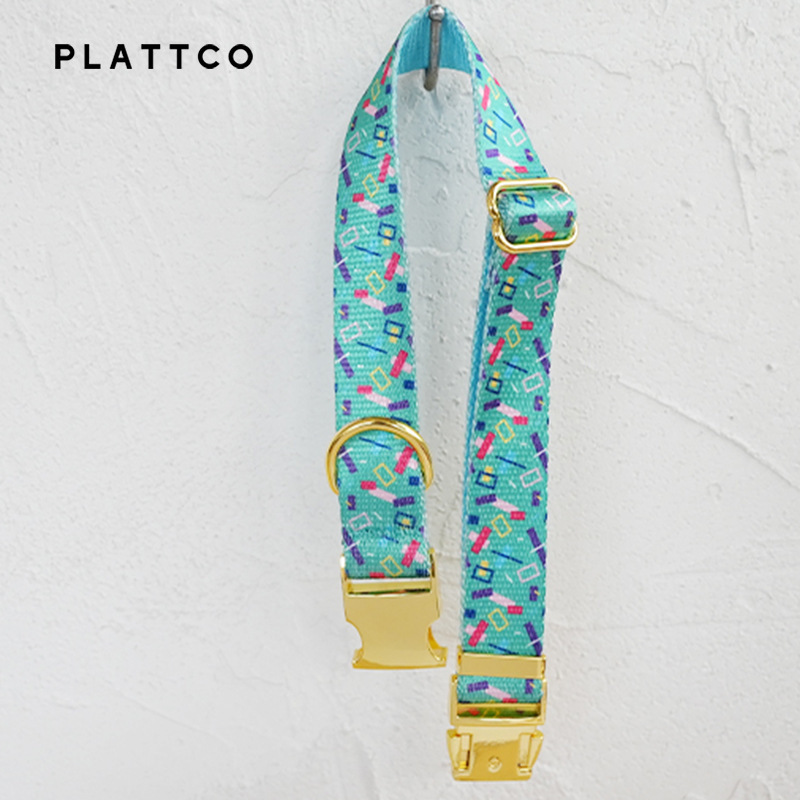 PLATTCO, một con vật nuôi nylon, một con chó có màu, một con vật nuôi, một chiếc xe tải chở hàng, một chiếc PDC 335.