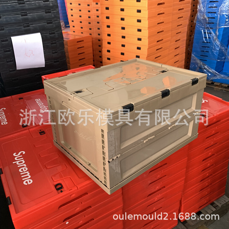 A plastic folding basket of plastic moulds, which allows for the manufacture of a folding slingling basket.