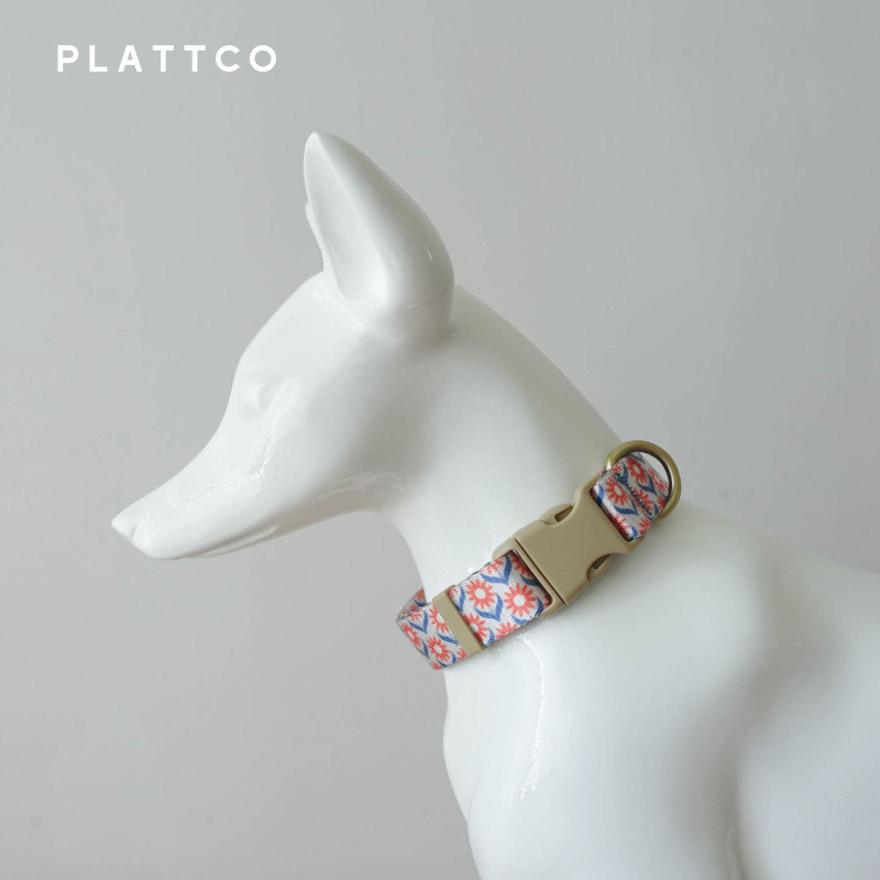 PLATTCO, một công ty cung cấp cổ áo cho chó để trang trí hạnh nhân.