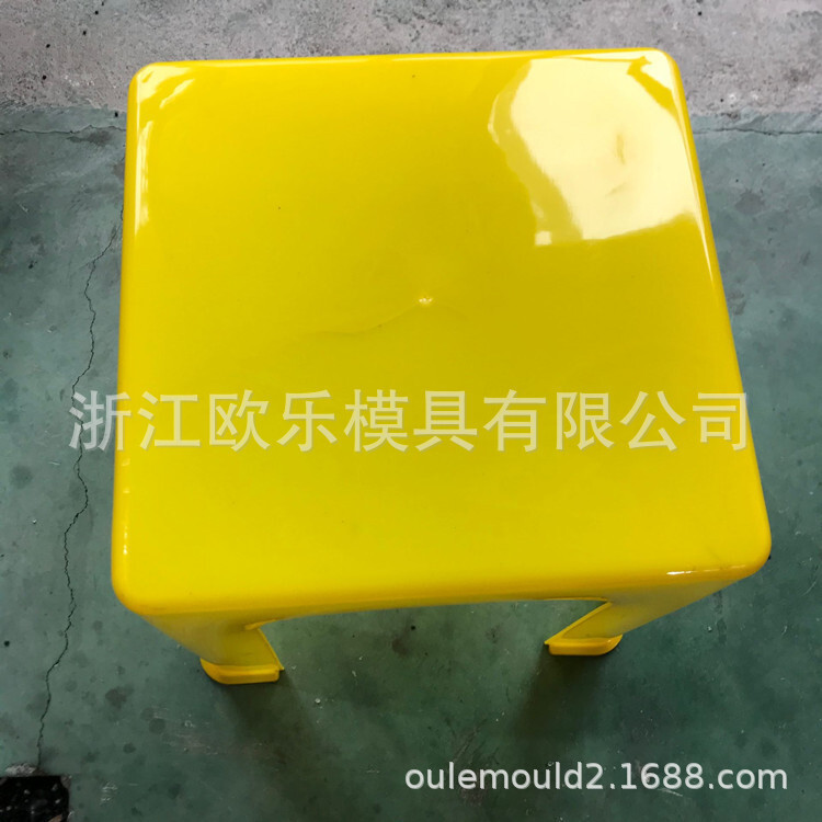 Export plastic children's chairs, children's quadrilateral tables, plastic tables and chairs.