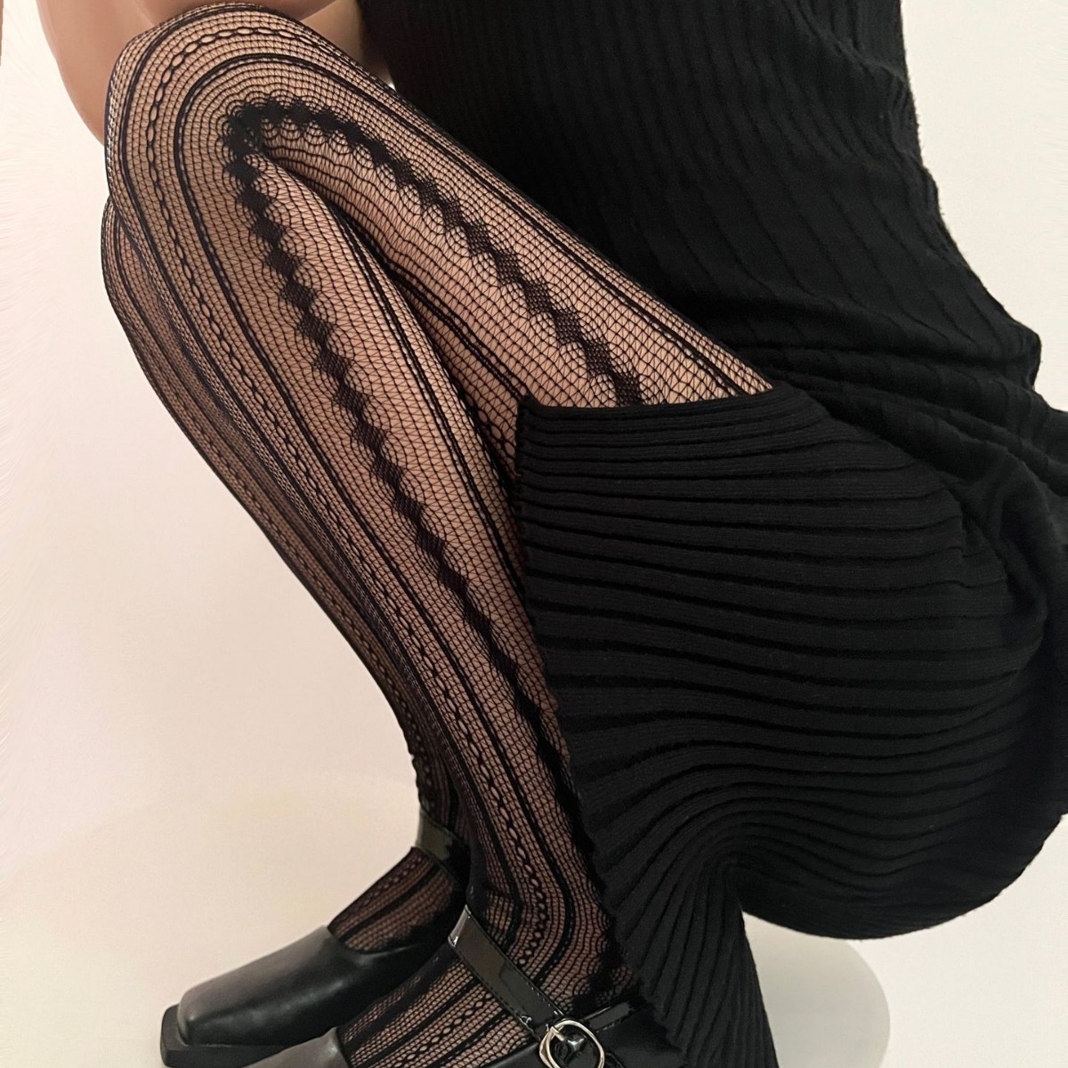 Spring-Sharley là một thợ cắt tóc có hình nhãn dài, sexy, da cá mỏng.