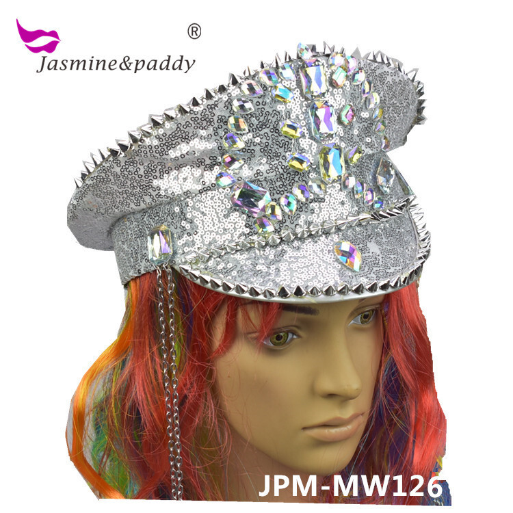 A 3mm silver-coloured carnival nailed the Akley Diamond Chain Decoration party hat.