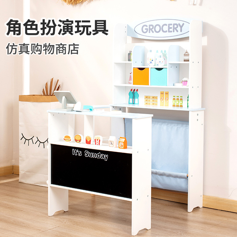 Một đứa bé bắt chước bằng gỗ qua một cửa hàng đồ chơi trẻ em.