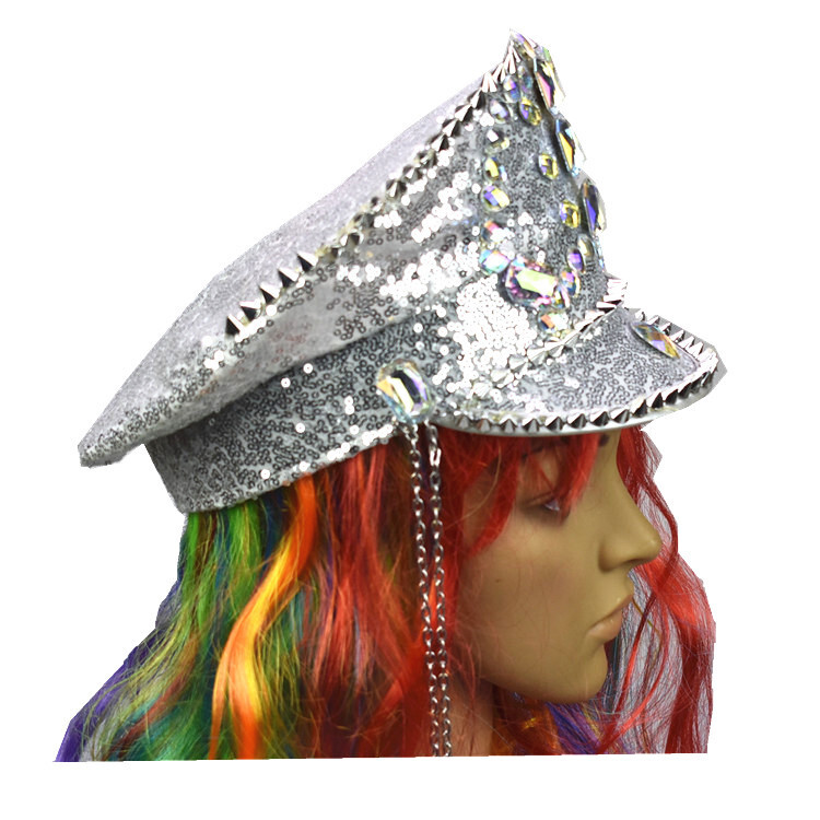 A 3mm silver-coloured carnival nailed the Akley Diamond Chain Decoration party hat.