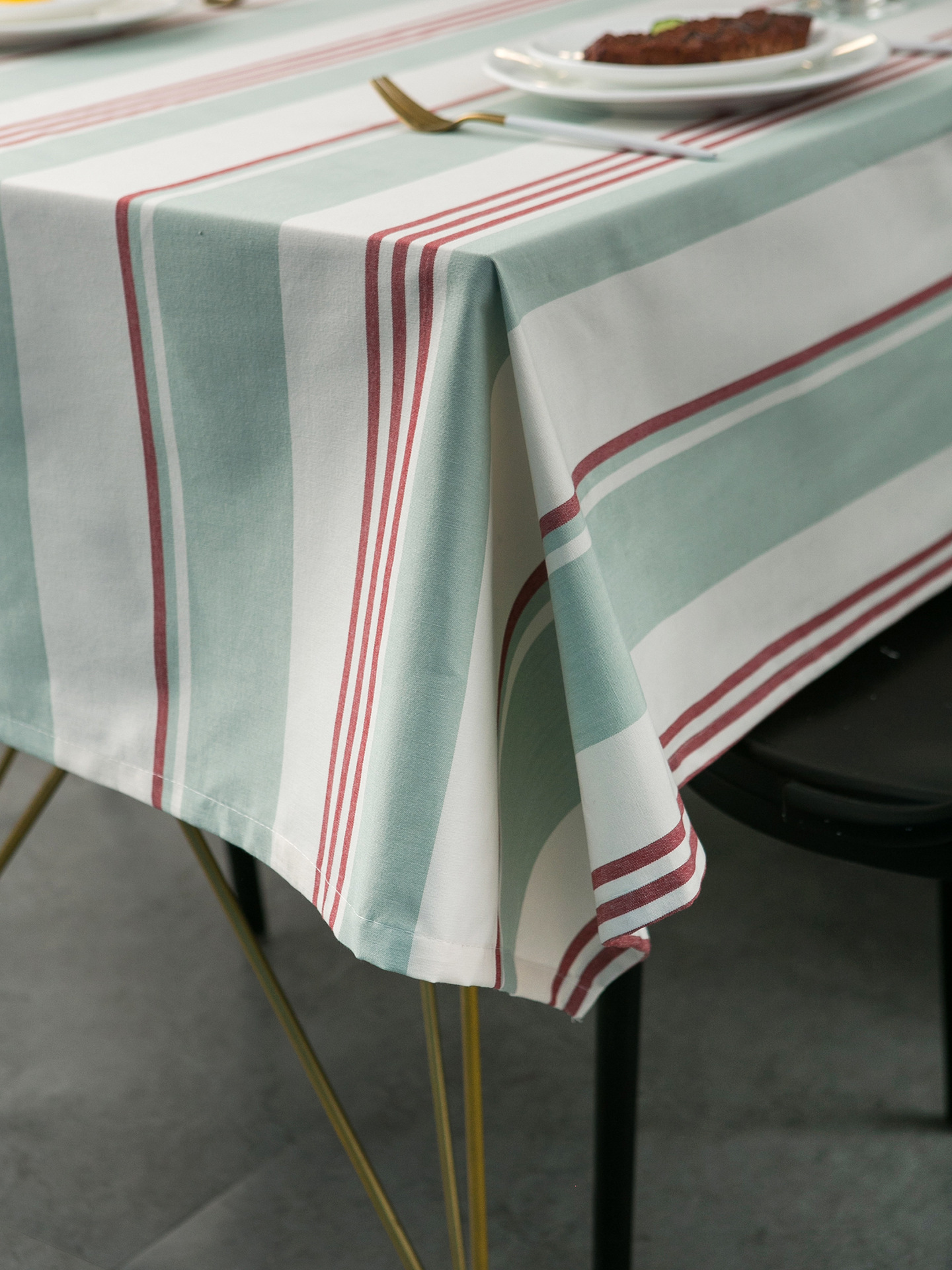 The classic red-and-blue table and table cloth for Amazoni is a modern short supply of Amazoni.