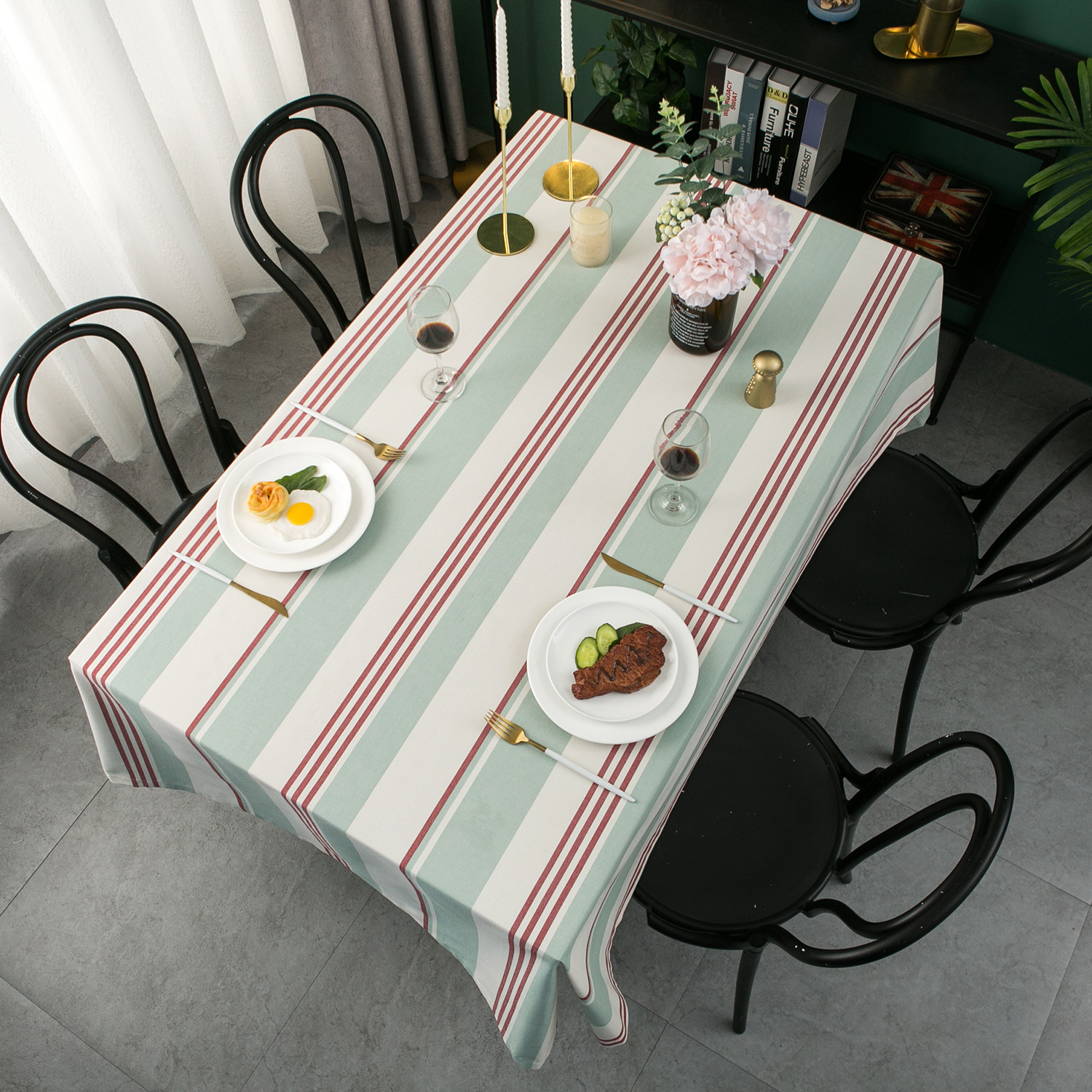 The classic red-and-blue table and table cloth for Amazoni is a modern short supply of Amazoni.