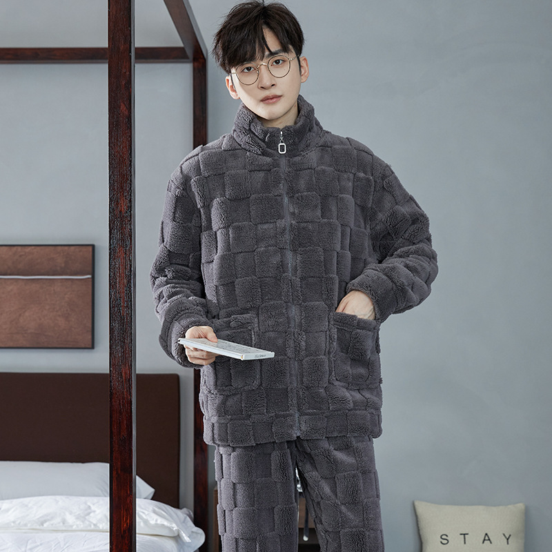 Người đàn ông mặc đồ ngủ của nhà máy với một chuỗi trộm cắp mới và một bộ đồ ngủ bằng san hô.