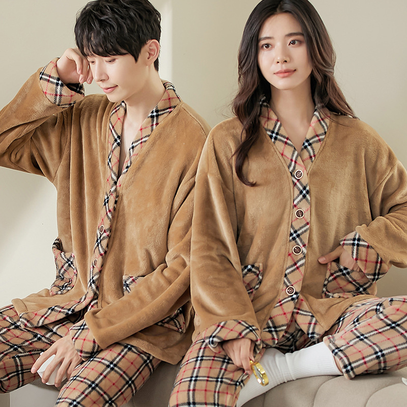 The Red Sench Crusoes mới, Pyjamas với các Grims Asht Polly.