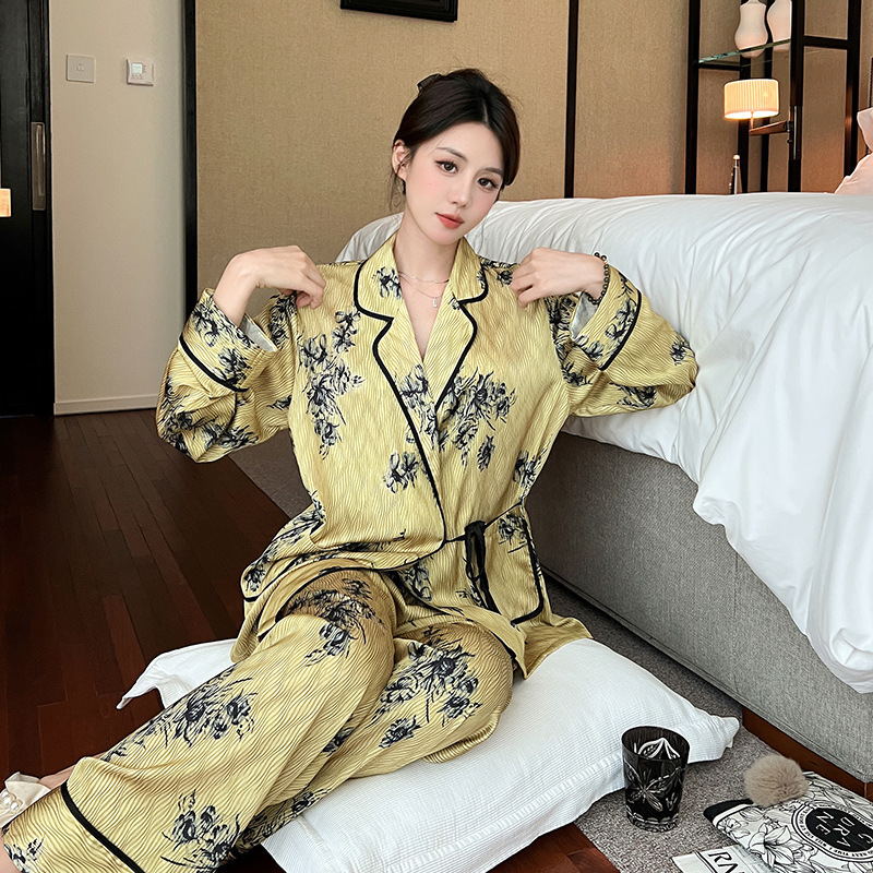 Đồ ngủ phụ nữ cấp cao, mùa xuân và mùa thu mới bằng lụa, bộ đồ gia đình da trắng.