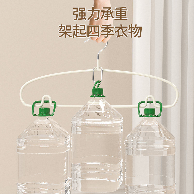Một cái móc áo không có dấu vết, một cái trượt băng nhà và một cái cáng dài có vai rộng trên một túi quần áo.