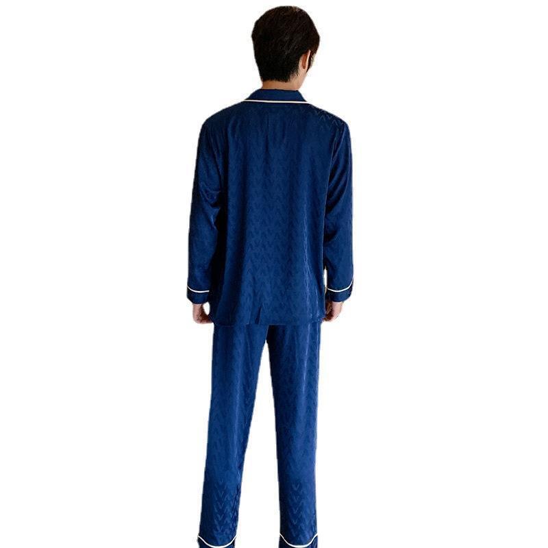 Các pyjamas lụa, người đàn ông mặc áo sơ mi dài, vui vẻ với áo sơ mi, và người đàn ông cao đẹp trông có vẻ đẹp trong một trang phục gia đình.