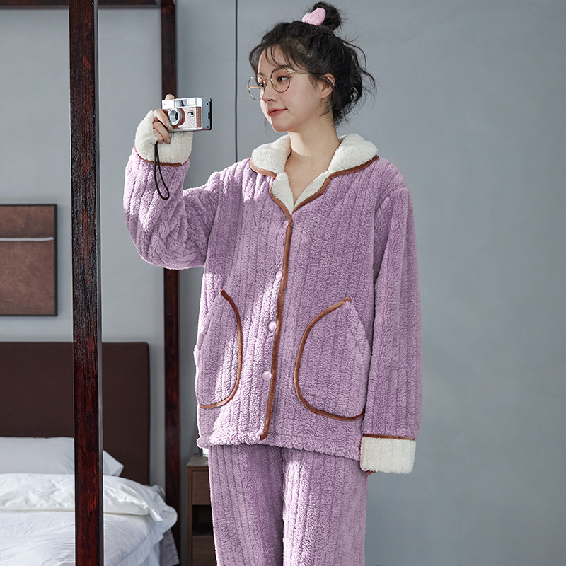 Phụ nữ đỏ và mới mặc đồ ngủ.