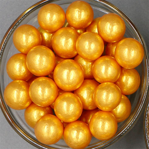 Đậu vàng được phân phối trong bánh đường có màu sắc bơ đường ngọt được trang trí bằng đường