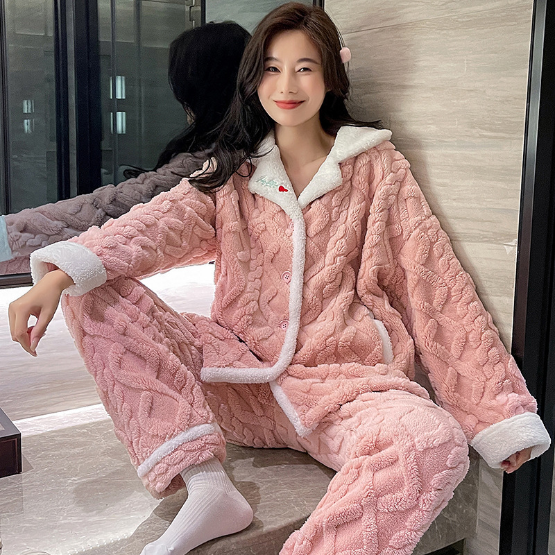 Một cái khăn trải giường mới cho cô gái mặc pyjama, với rất nhiều tiền để trả cho một người mặc đồ gia đình lớn.