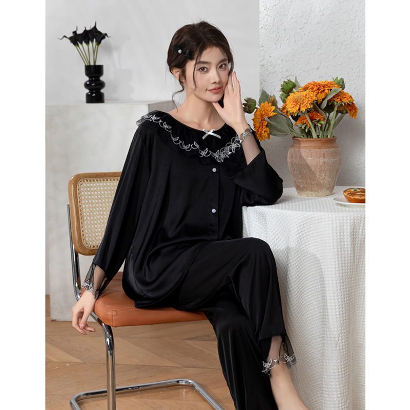 Bà Chí Thủ, người phụ nữ mới ngủ đông, có một tay áo rộng, mềm mại để mặc quần áo nhà.