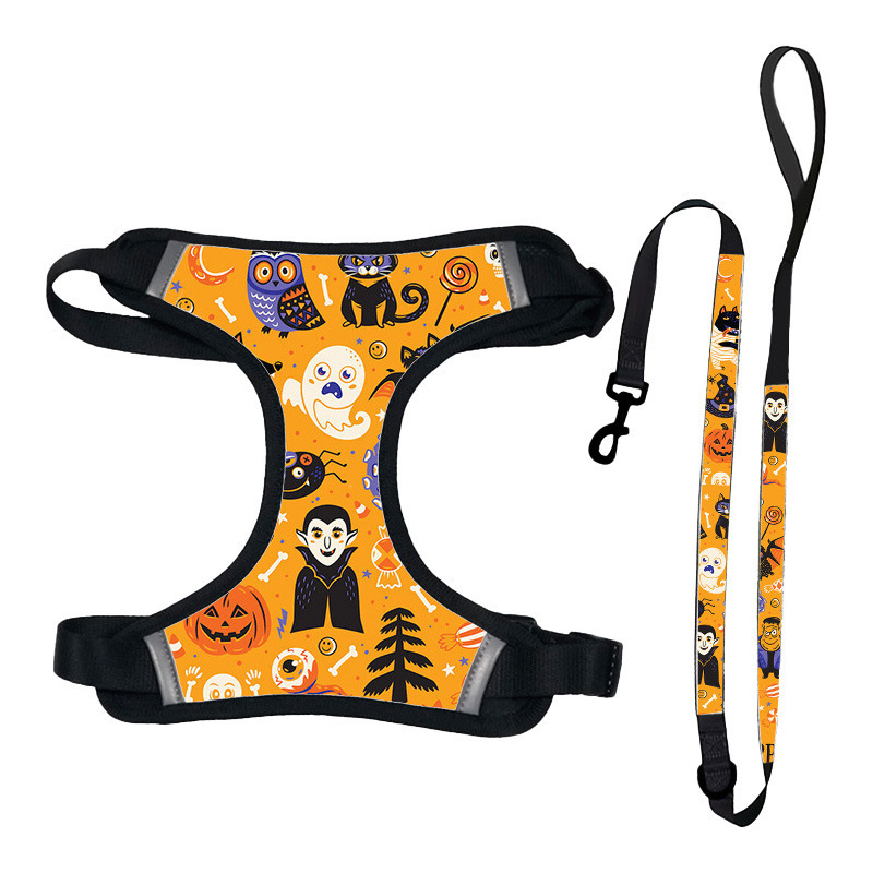 Tùy chỉnh với một cổ áo hương thơm với một con chó Halloween với một áo vest trên ngực.