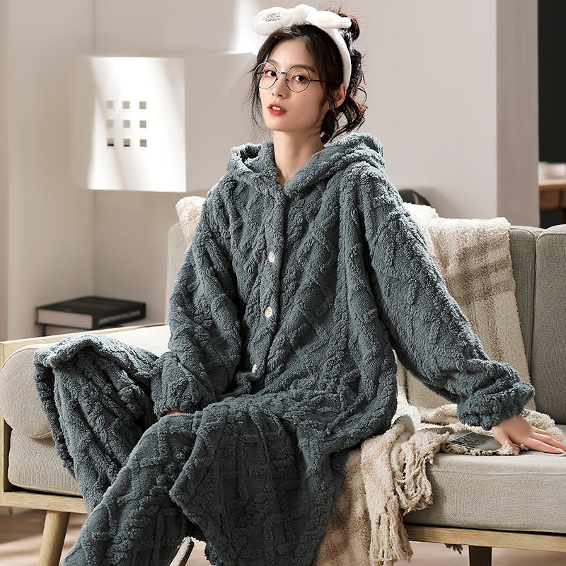 Cô gái mới mặc áo ngủ, nhung Pháp với một chiếc nhung dày, dài.