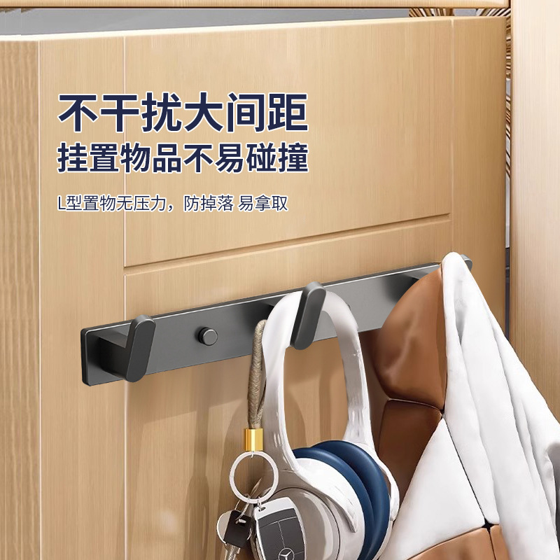 Cửa sau treo không có lỗ thủng trong cửa phòng ngủ.