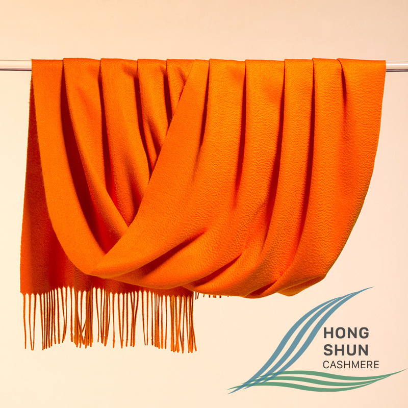 Cửa hàng khăn choàng nhung của người phụ nữ trong thành phố.