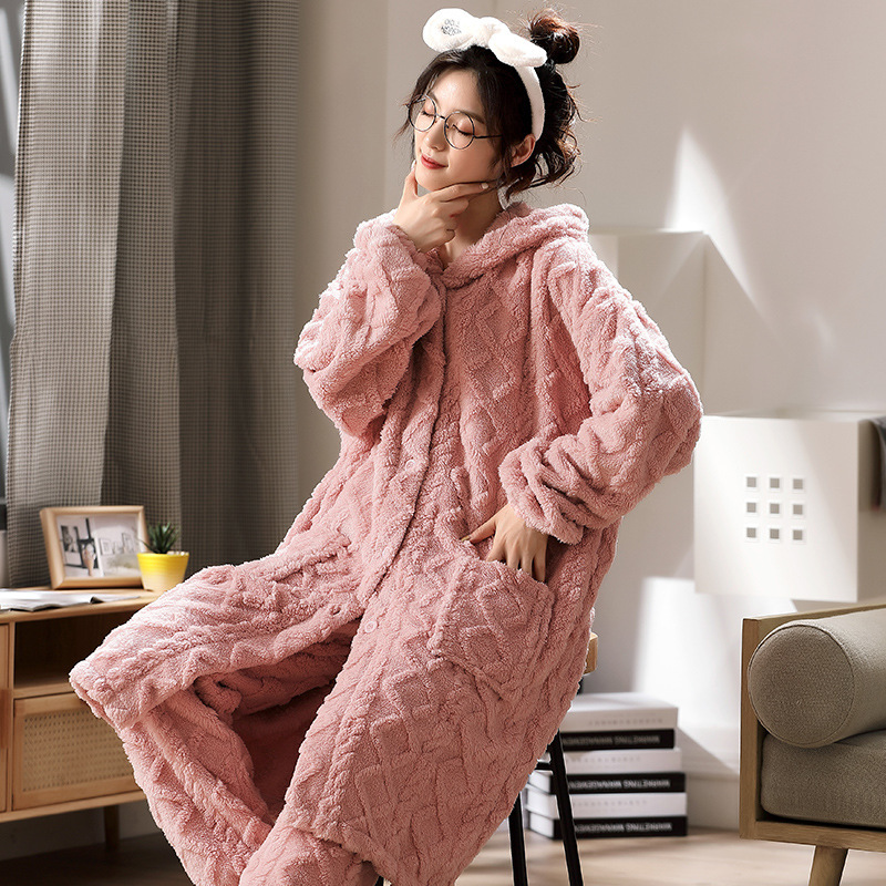 Cô gái mới mặc áo ngủ, nhung Pháp với một chiếc nhung dày, dài.