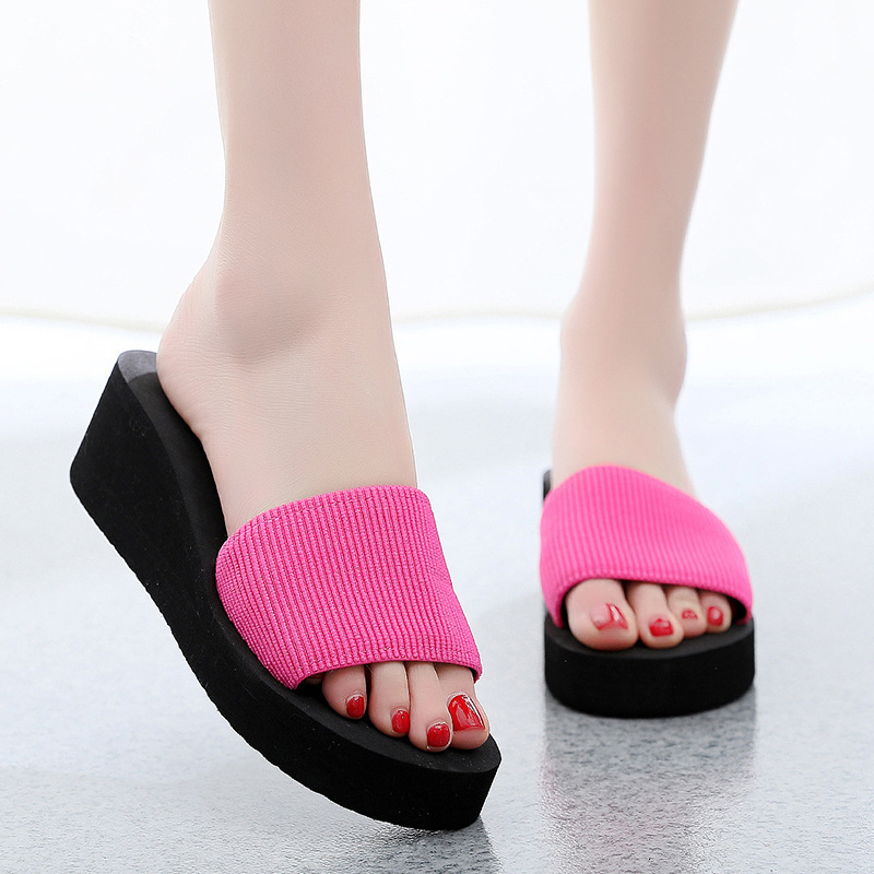 Một cô gái giày dép mang dép đỏ của sinh viên trên bãi biển Đỏ và một lời nói của cô gái buôn lậu.