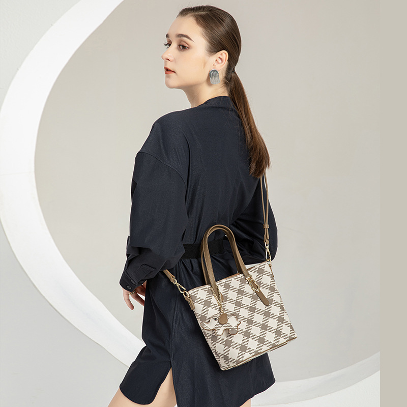 The bag girl, 2024, new winter fashion, one-shoulder bucket, and the top-notch food basket for women.