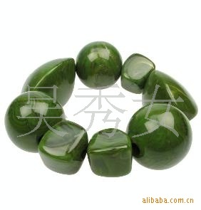 Tặng vòng tay và vòng tay bằng nhựa.