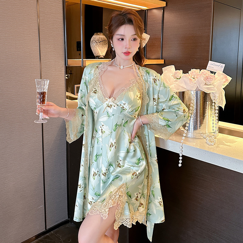 Hai đôi xe trượt tuyết với áo ngực, bàn trượt và nhà nghỉ.