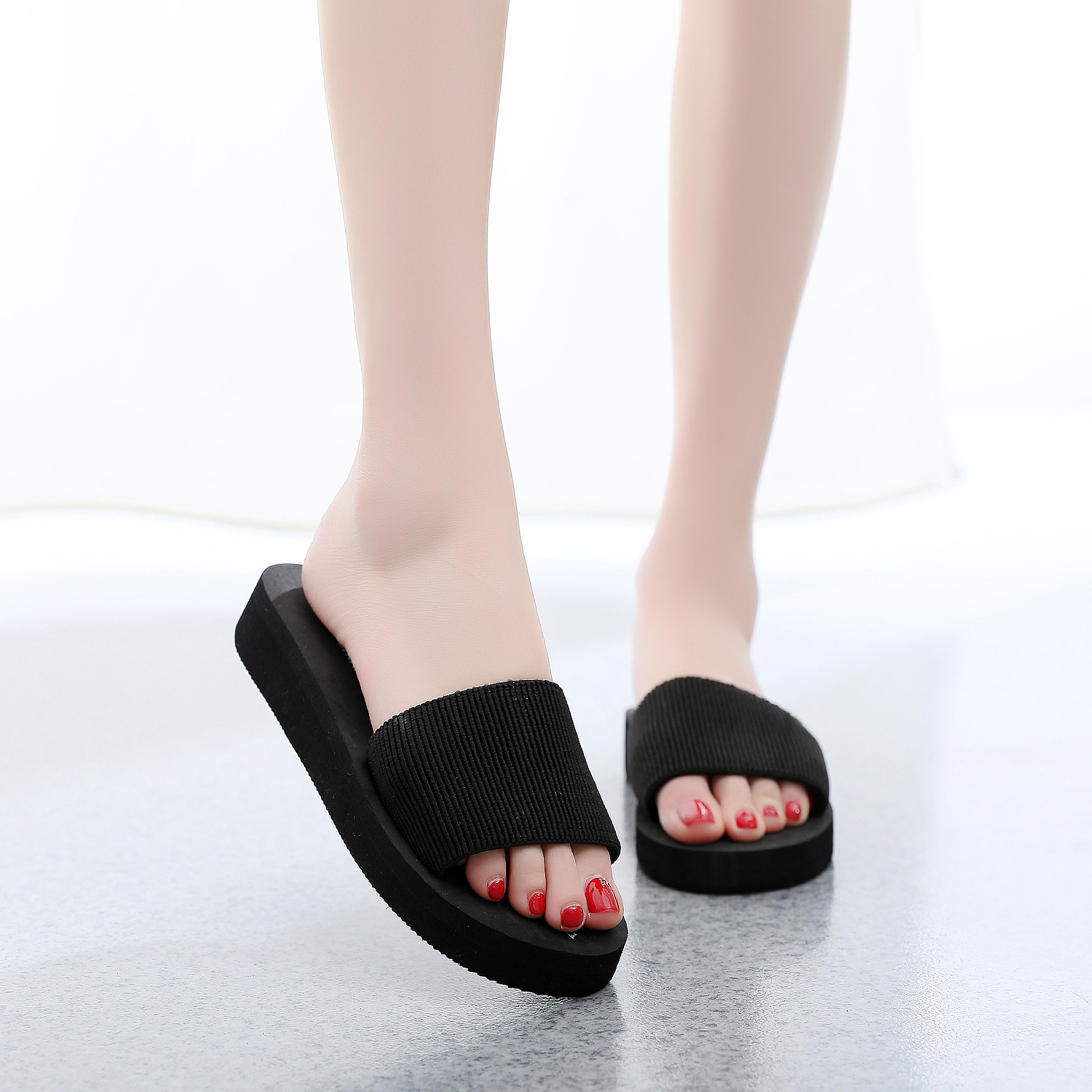 Một cô gái giày dép mang dép đỏ của sinh viên trên bãi biển Đỏ và một lời nói của cô gái buôn lậu.