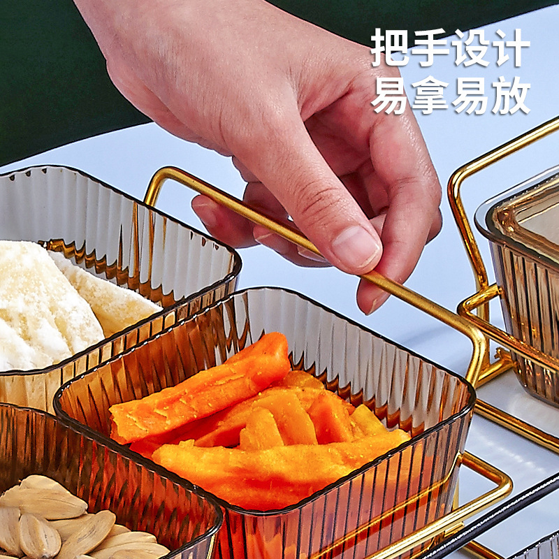 Một người tạo ra đĩa kẹo và trái cây tùy chỉnh một hộp hạt đậu ở KTV.