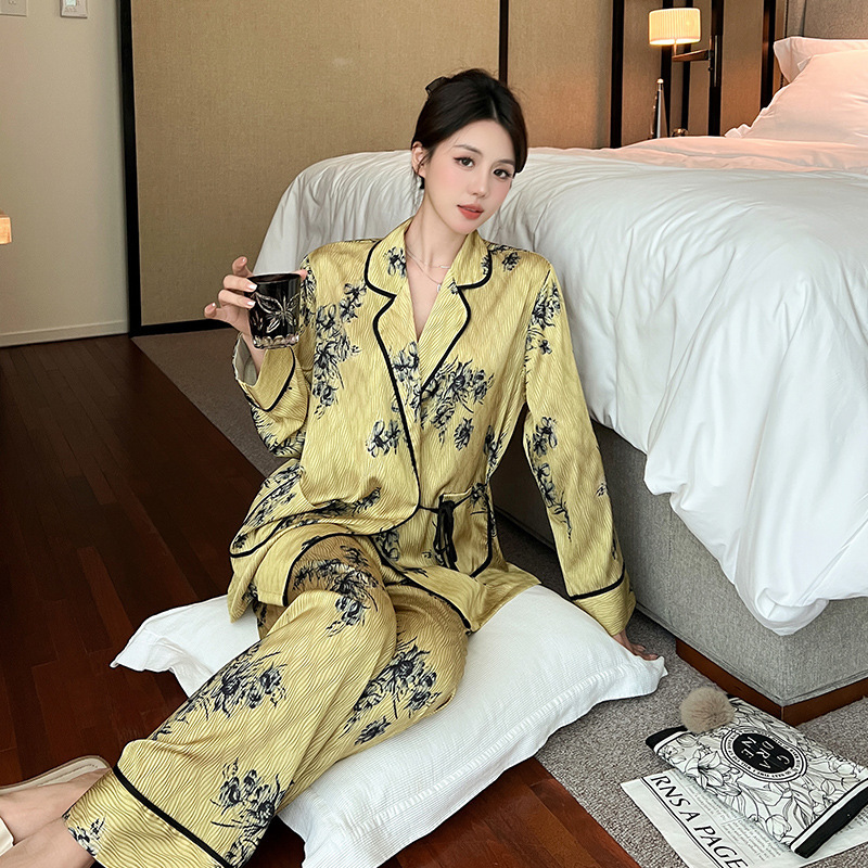 Đồ ngủ phụ nữ cấp cao, mùa xuân và mùa thu mới bằng lụa, bộ đồ gia đình da trắng.