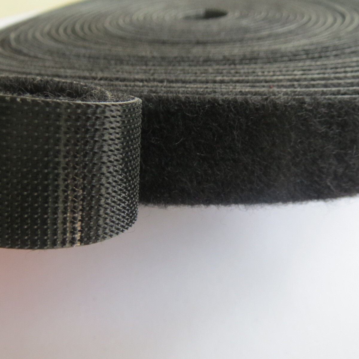 Các mảnh ma thuật đa đuôi của nhà sản xuất và các móc nylon có thể cắt chúng.