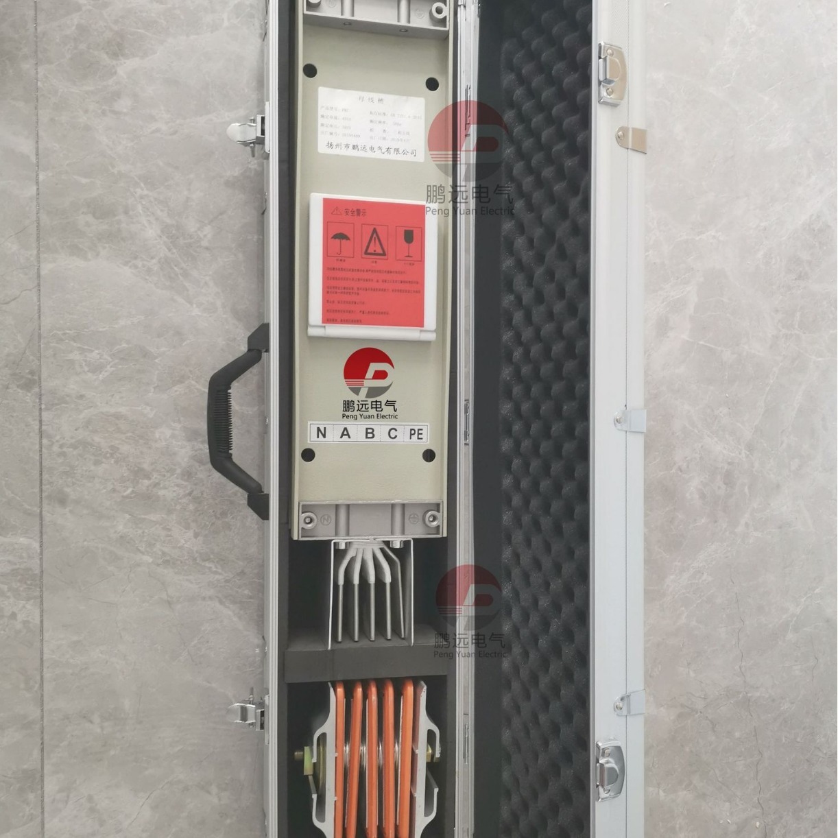 Các nhà máy trực tiếp cung cấp 630a mạnh mẽ bổ sung vào rãnh chính để đóng cửa dòng chính