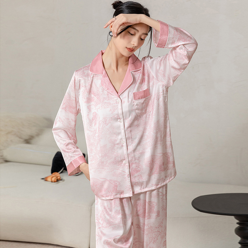 Hai cặp quần dài duyên dáng cho bộ đồ ngủ.