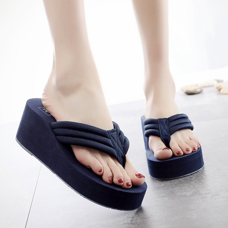 Cô gái mới mang đôi giày đời 20 mới để điều khiển trượt tuyết và cô gái sở hữu đôi dép.