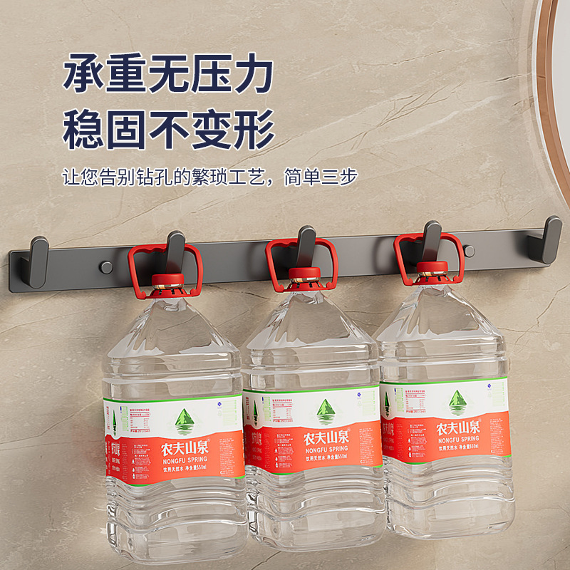 Cửa sau treo không có lỗ thủng trong cửa phòng ngủ.