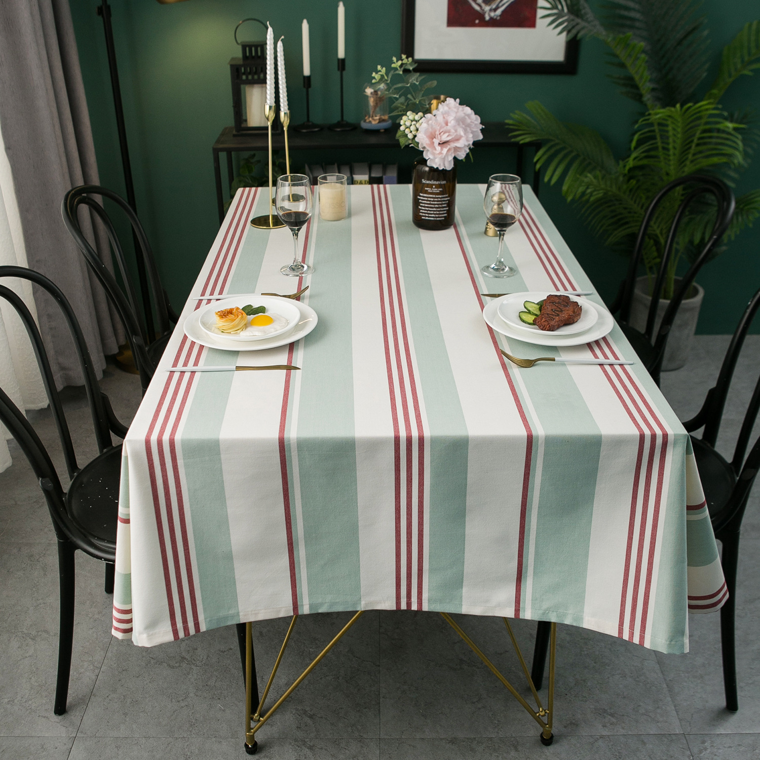 The classic red-and-blue table and table cloth for Amazoni is a modern short supply of Amazoni.