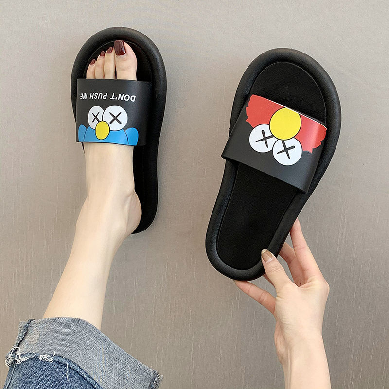Cô gái mang giày của một sinh viên kiểu Hàn Quốc với một cô gái giày biển trong phòng.