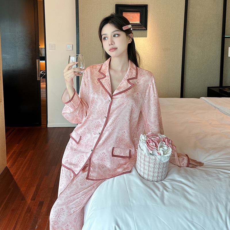 Một cô gái mặc áo ngủ lụa với bộ đồ thể thao màu hồng mới được in màu hồng, ngọt ngào, dễ thương, duyên dáng.
