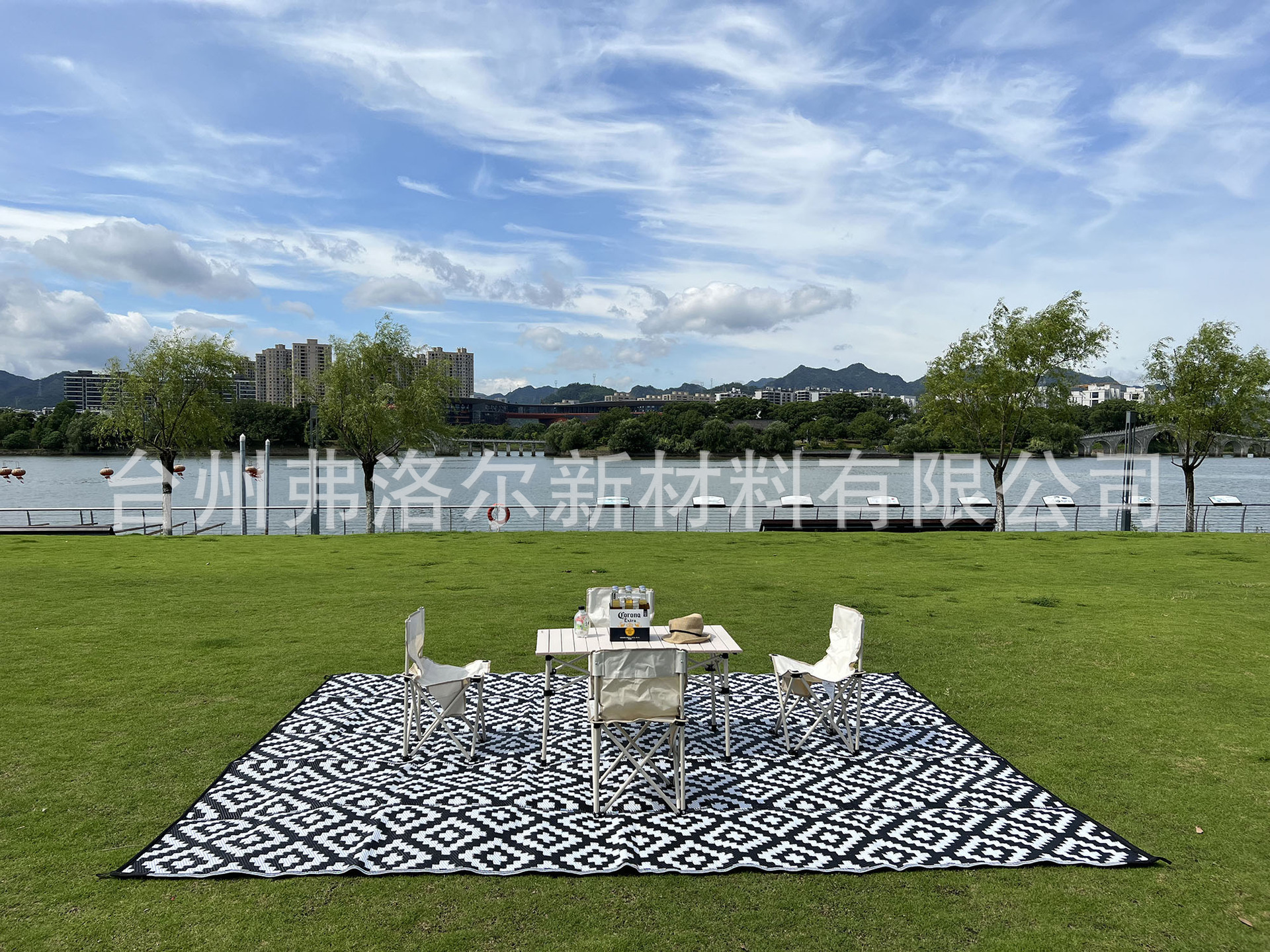 272x366cm đen và White Crosser P.P. Cuộn những tấm đệm cắm trại để giữ thủy triều tránh xa cánh đồng.