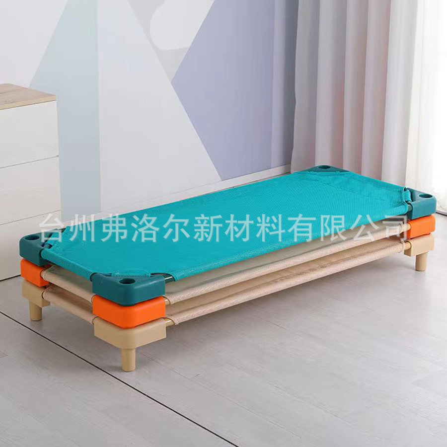Giường trẻ em được gấp vào giữa trưa để sản xuất vải Teslin.