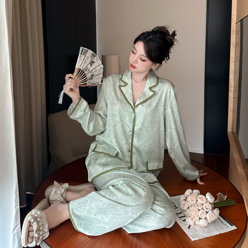 Một cô gái mặc áo ngủ lụa với bộ đồ thể thao màu hồng mới được in màu hồng, ngọt ngào, dễ thương, duyên dáng.